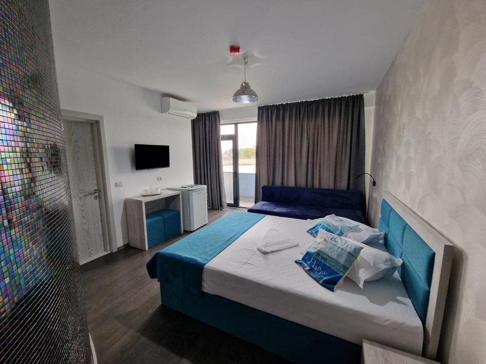 Quadruple Room with Lake View at Hotel H pe plaja Belona, photo 3